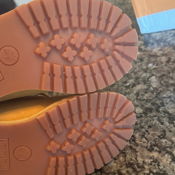 Timberland classic wheat nubuck Brown and Tan Boots 5 juniors EUC - Picture 13 of 16